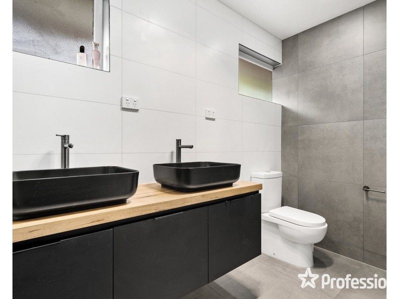 4 Edward Road, Chirnside Park VIC 3116