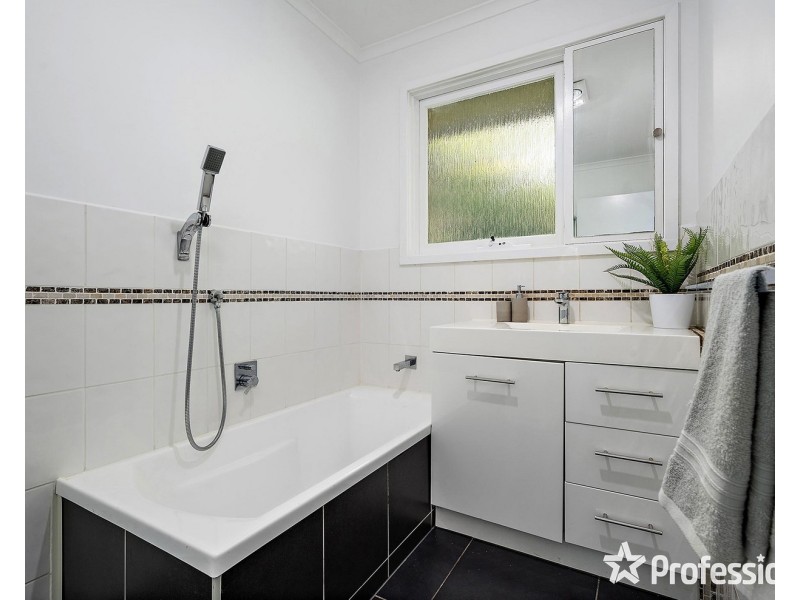 35 Lee-Ann Crescent, Croydon VIC 3136
