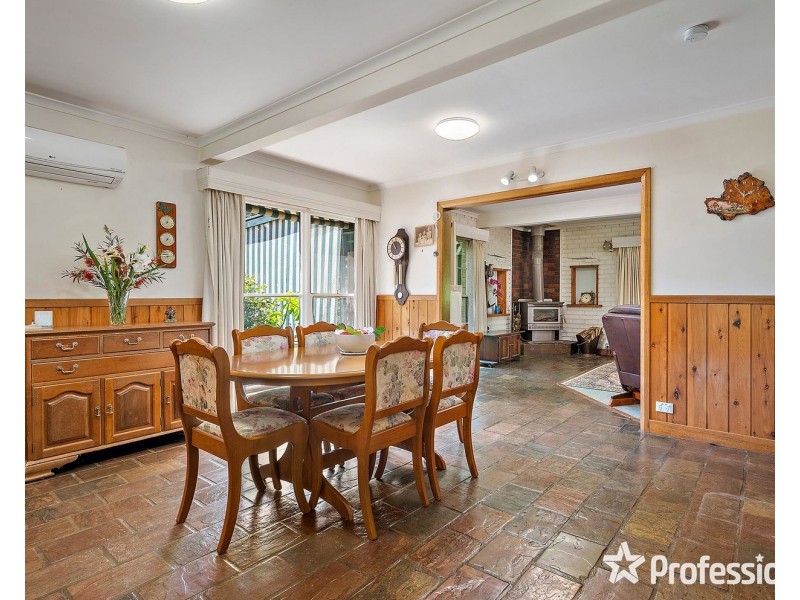 65 Forest Road, Wandin North VIC 3139