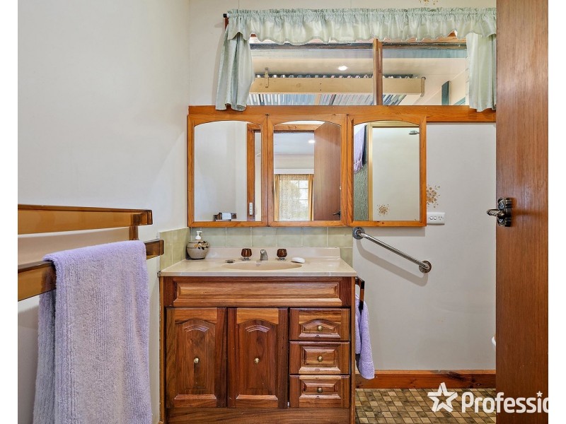 65 Forest Road, Wandin North VIC 3139
