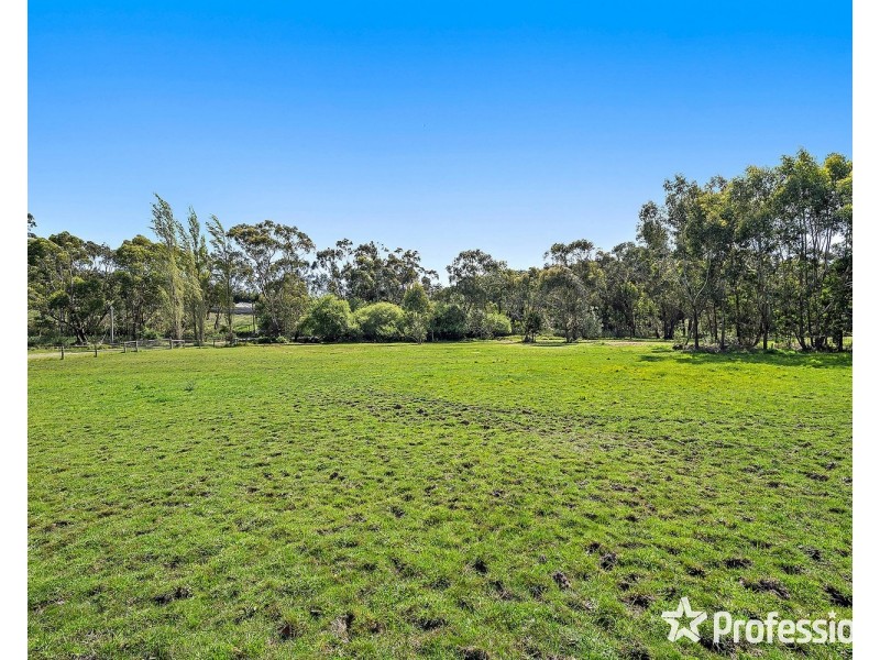 65 Forest Road, Wandin North VIC 3139