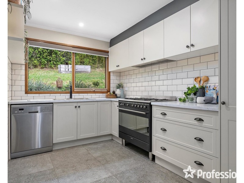 66 Commercial Road, Mount Evelyn VIC 3796