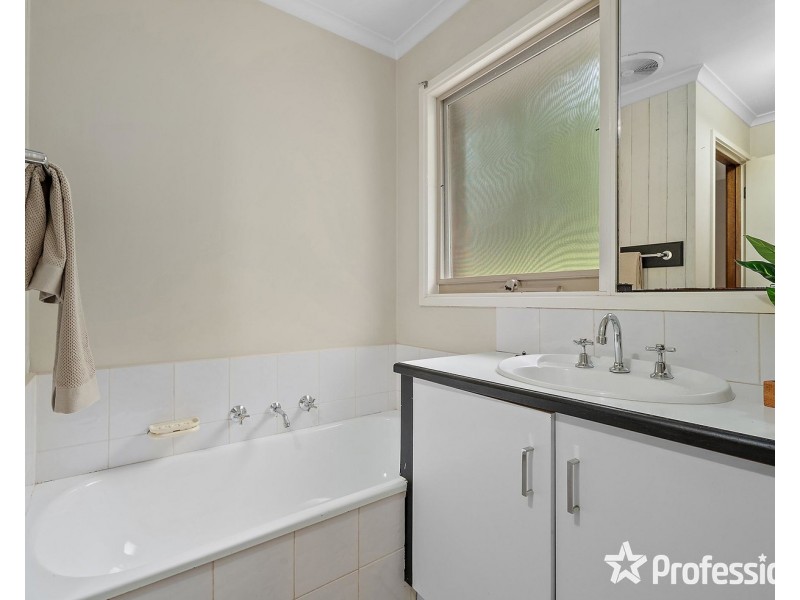 66 Commercial Road, Mount Evelyn VIC 3796