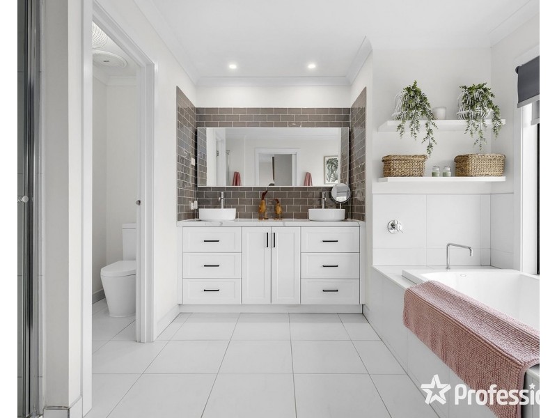 12 Empire Drive, Mooroolbark VIC 3138