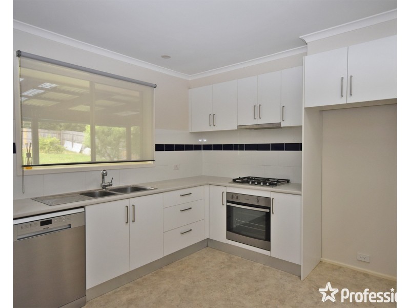 10 Saxon Drive, Mooroolbark VIC 3138