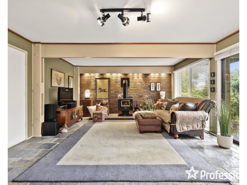 6 Government Road, The Basin VIC 3154