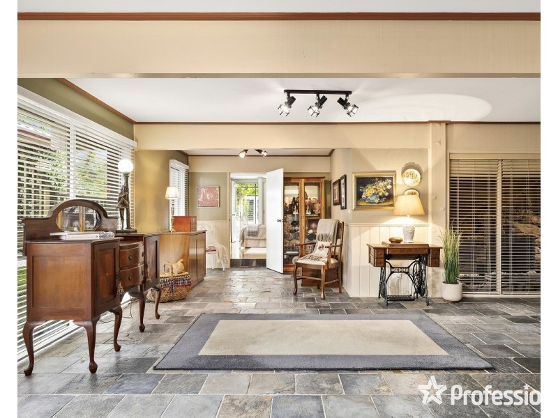 6 Government Road, The Basin VIC 3154