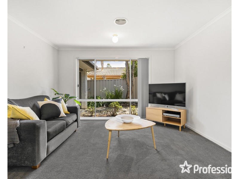 15 Charlwood Drive, Mooroolbark VIC 3138
