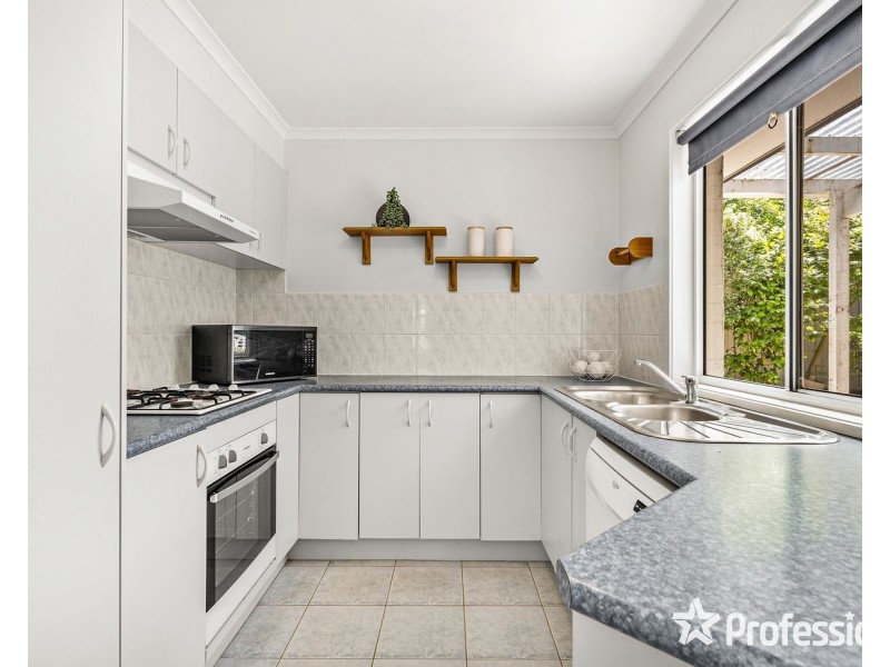 15 Charlwood Drive, Mooroolbark VIC 3138