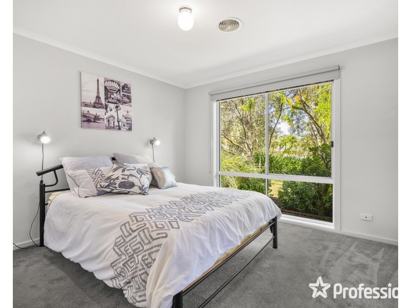 15 Charlwood Drive, Mooroolbark VIC 3138