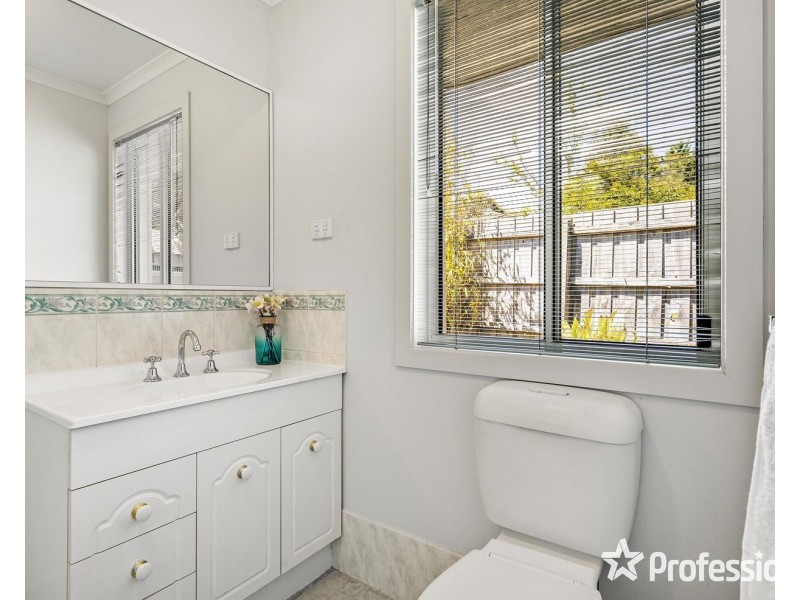 15 Charlwood Drive, Mooroolbark VIC 3138