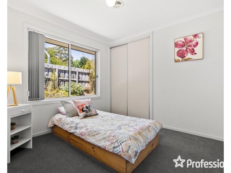 15 Charlwood Drive, Mooroolbark VIC 3138