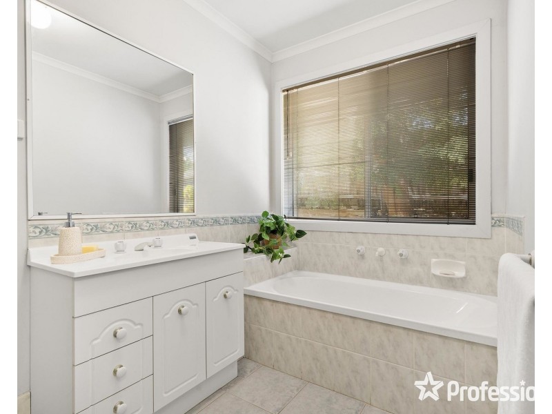 15 Charlwood Drive, Mooroolbark VIC 3138