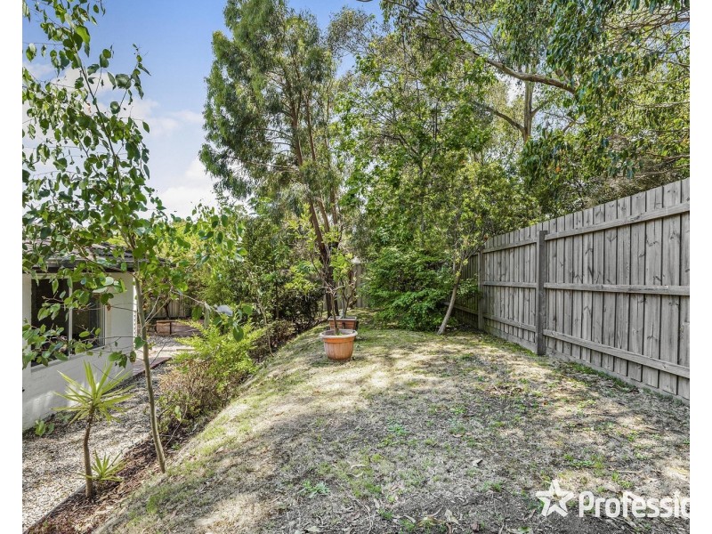15 Charlwood Drive, Mooroolbark VIC 3138