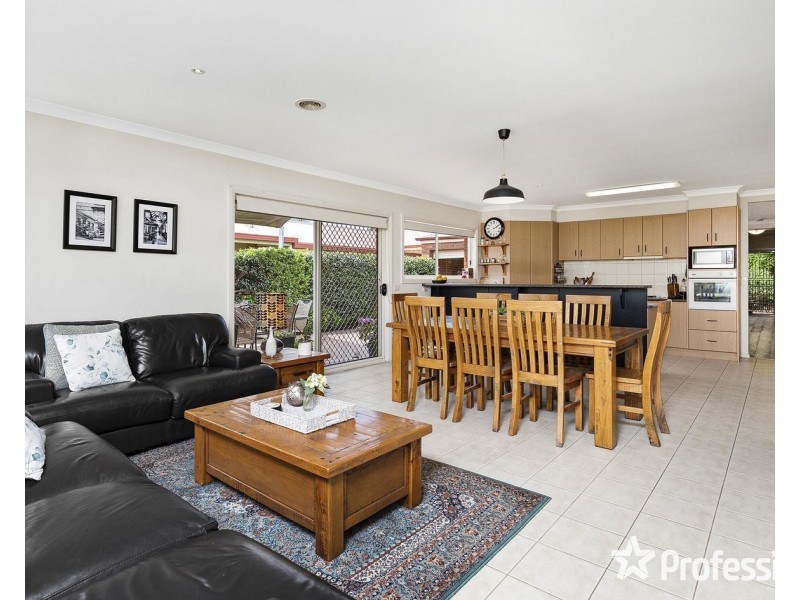 80 Blue Ridge Drive, Mooroolbark VIC 3138