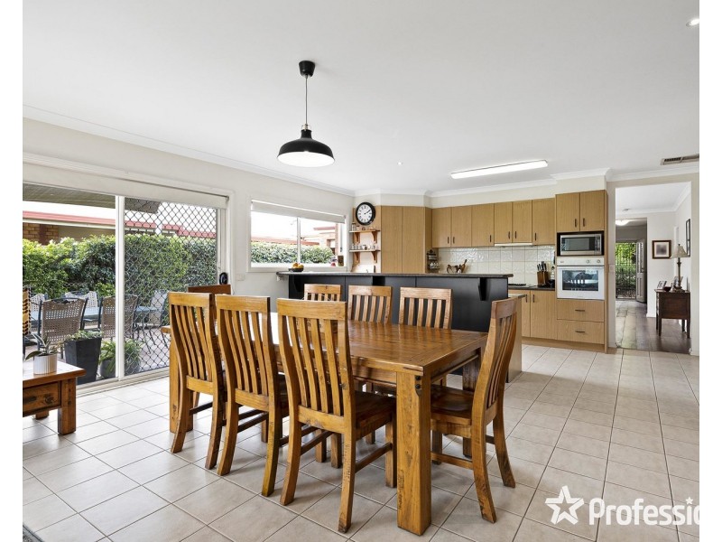 80 Blue Ridge Drive, Mooroolbark VIC 3138