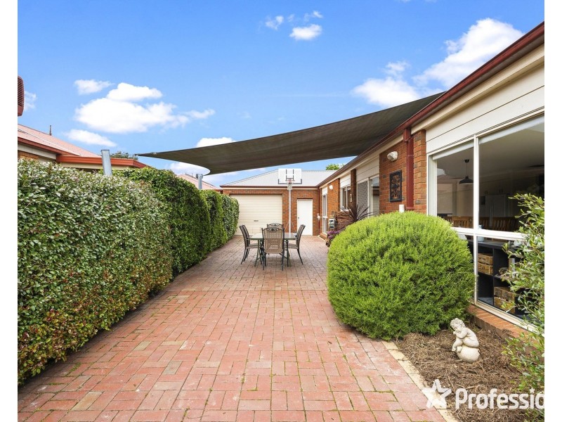 80 Blue Ridge Drive, Mooroolbark VIC 3138