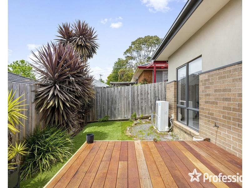 2/6 Bridges Avenue, Mooroolbark VIC 3138