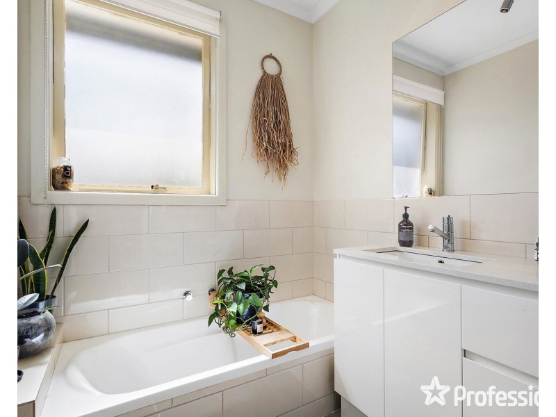 25 Lomond Avenue, Kilsyth VIC 3137