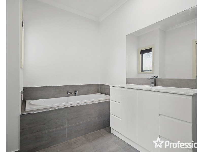 2 Mikaelian Close, Mooroolbark VIC 3138