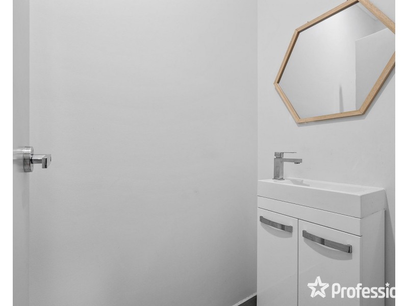 2 Mikaelian Close, Mooroolbark VIC 3138