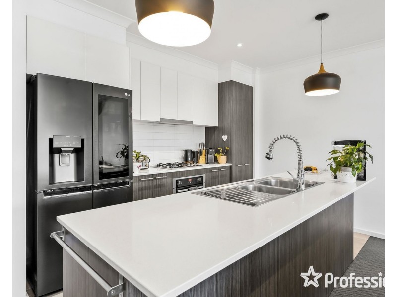 5 Nicky Close, Mooroolbark VIC 3138