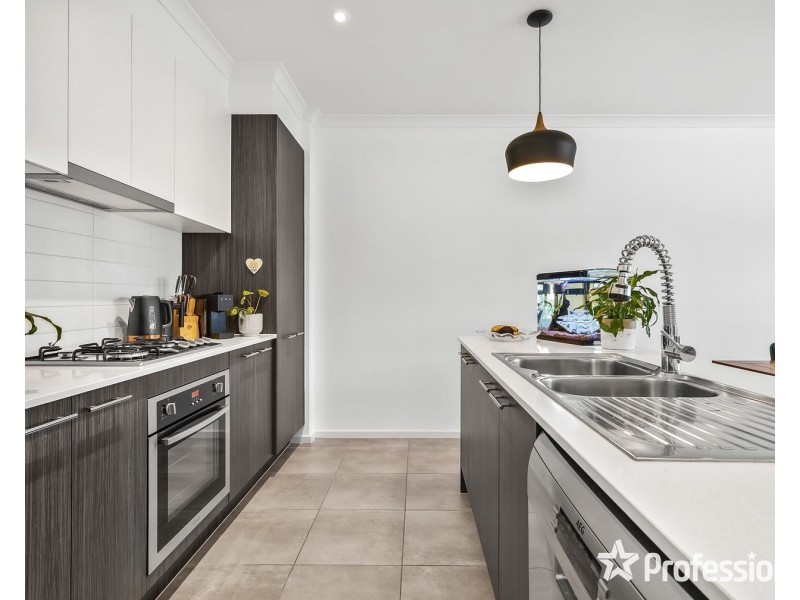 5 Nicky Close, Mooroolbark VIC 3138