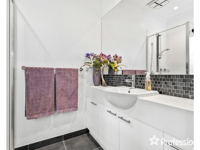 5 Nicky Close, Mooroolbark VIC 3138