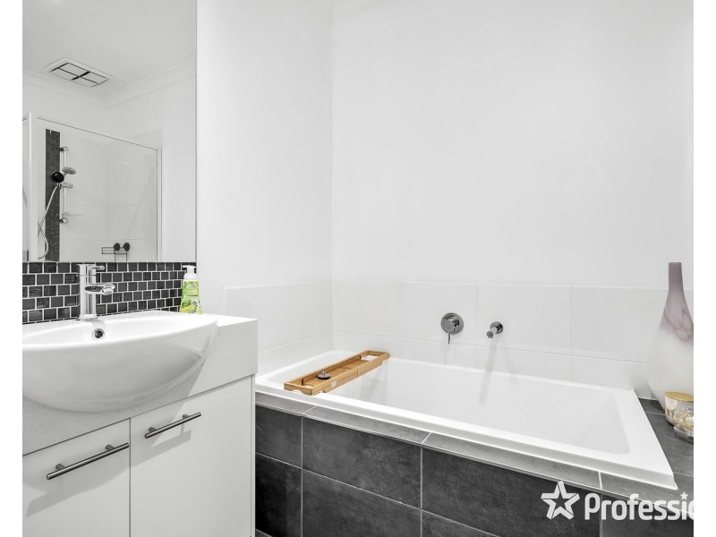 5 Nicky Close, Mooroolbark VIC 3138