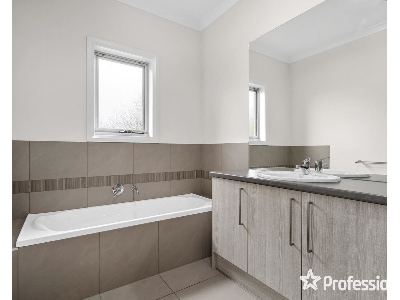 12a Saxon Drive, Mooroolbark VIC 3138