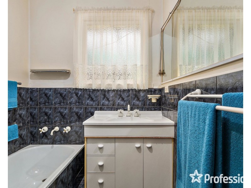 77 Stephen Avenue, Montrose VIC 3765