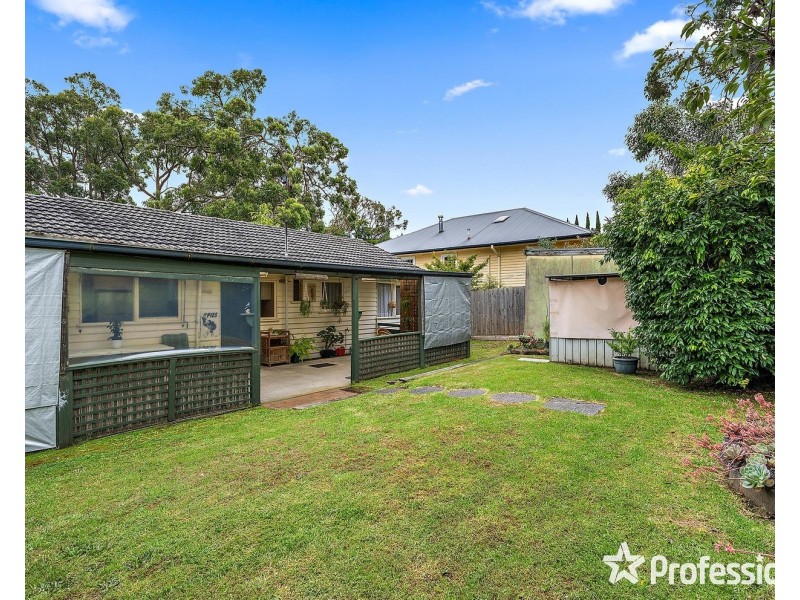 77 Stephen Avenue, Montrose VIC 3765