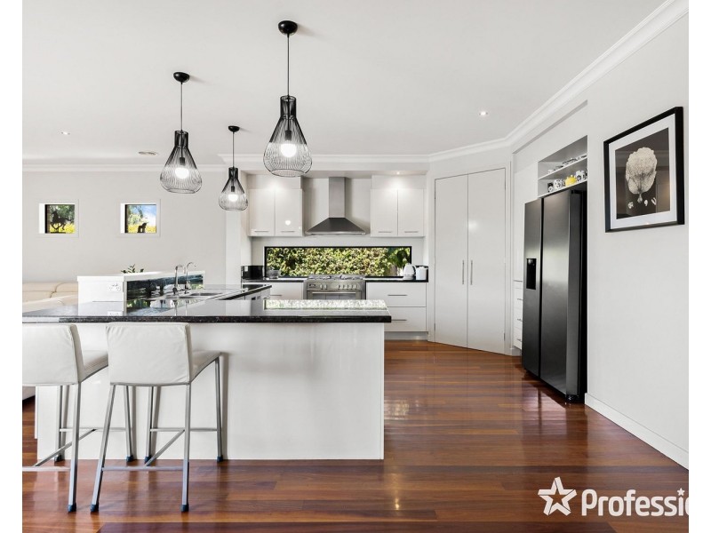 15 Valley Park Drive, Mooroolbark VIC 3138