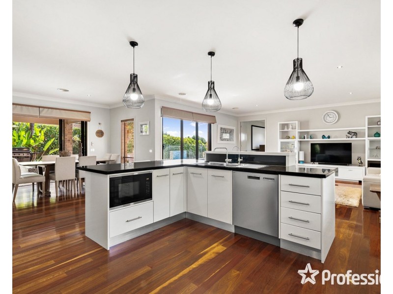15 Valley Park Drive, Mooroolbark VIC 3138