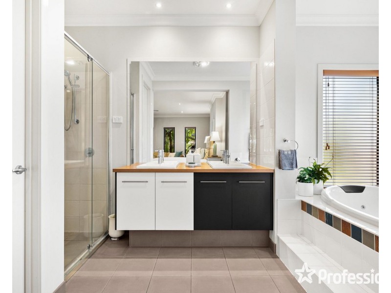 15 Valley Park Drive, Mooroolbark VIC 3138