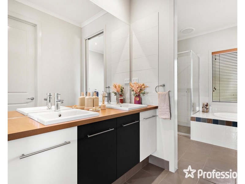 15 Valley Park Drive, Mooroolbark VIC 3138