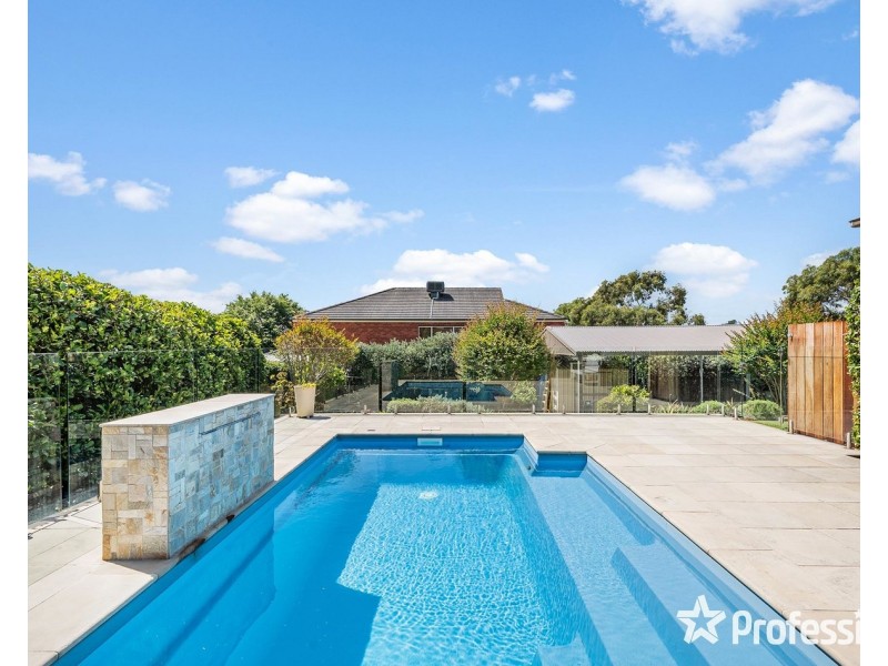 15 Valley Park Drive, Mooroolbark VIC 3138
