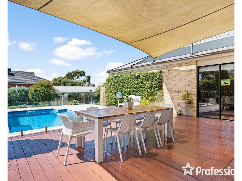 15 Valley Park Drive, Mooroolbark VIC 3138