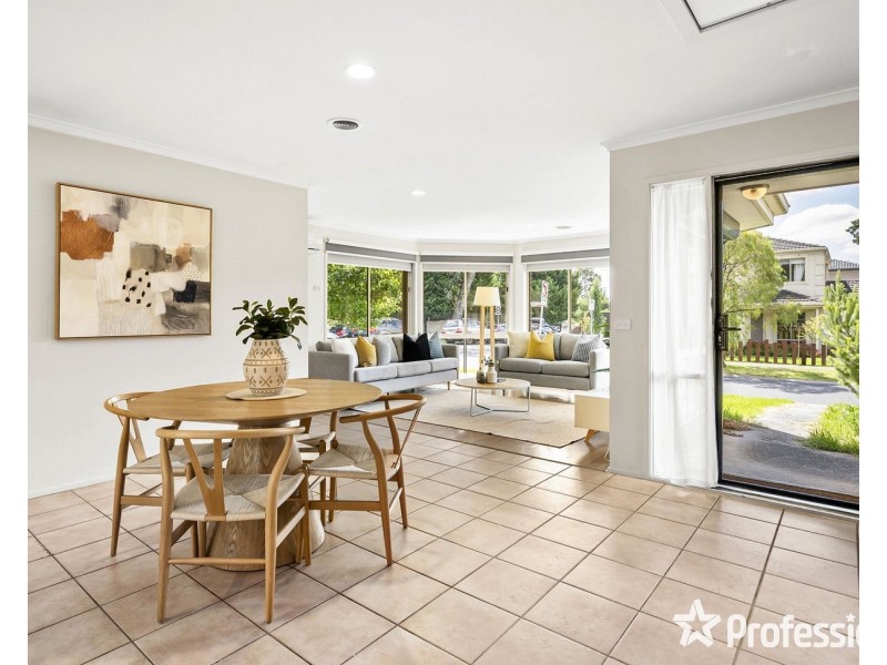 25 Charlwood Drive, Mooroolbark VIC 3138