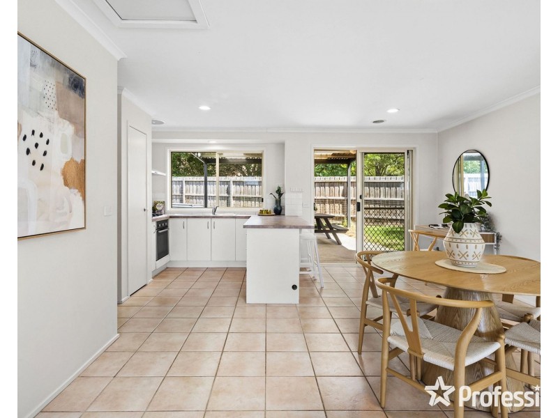 25 Charlwood Drive, Mooroolbark VIC 3138