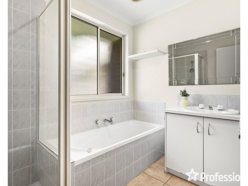 25 Charlwood Drive, Mooroolbark VIC 3138