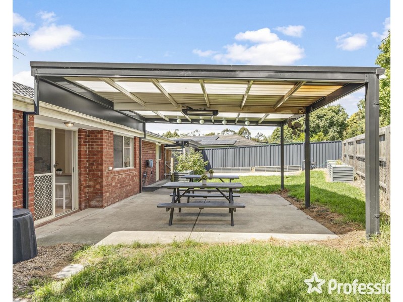 25 Charlwood Drive, Mooroolbark VIC 3138