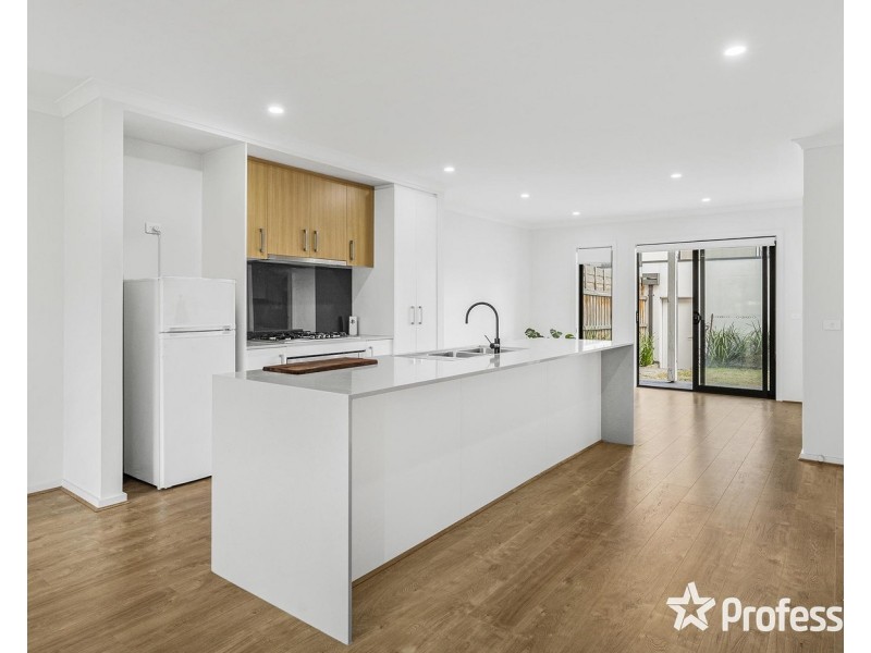 8 Bower Walk, Chirnside Park VIC 3116