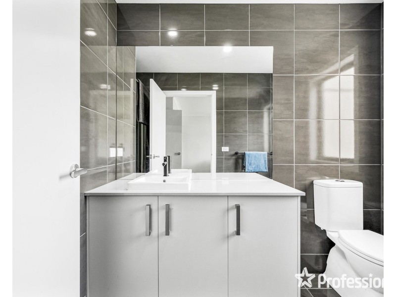 8 Bower Walk, Chirnside Park VIC 3116