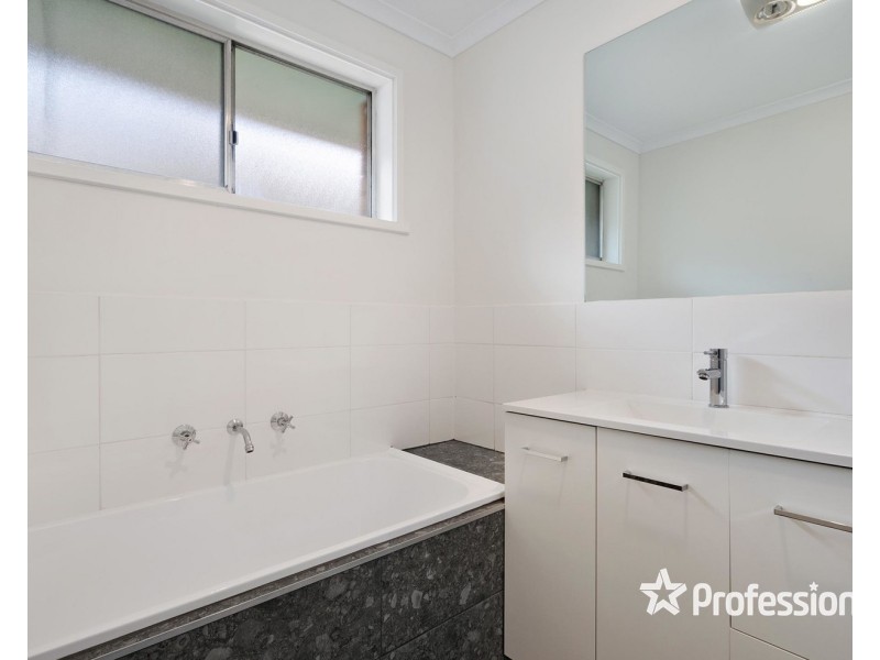 43 Hillview Drive, Kilsyth VIC 3137