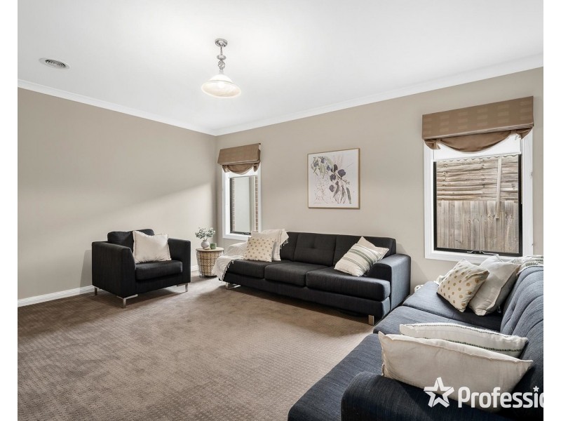 27 Freshfield Avenue, Mooroolbark VIC 3138
