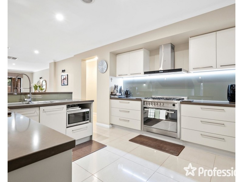 27 Freshfield Avenue, Mooroolbark VIC 3138