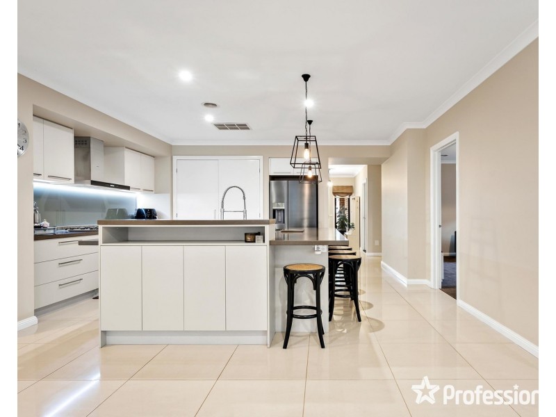 27 Freshfield Avenue, Mooroolbark VIC 3138