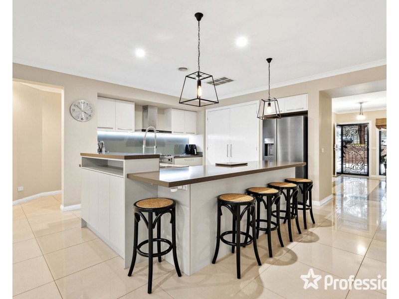 27 Freshfield Avenue, Mooroolbark VIC 3138