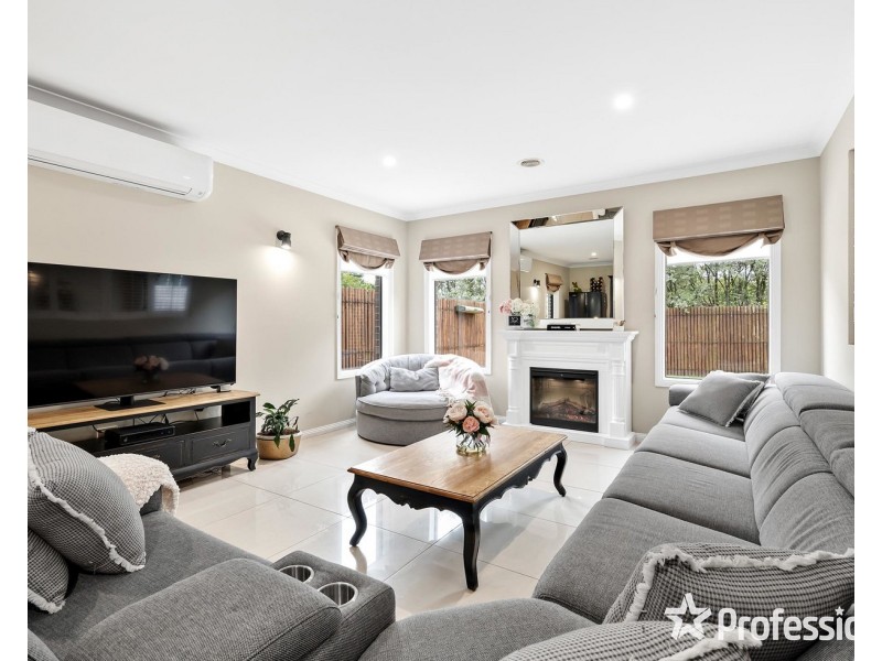 27 Freshfield Avenue, Mooroolbark VIC 3138